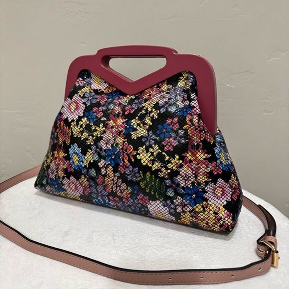 Floral Embossed Genuine Leather Handmade Wooden Frame & Cut-out Handle Bag - Picture 5 of 16